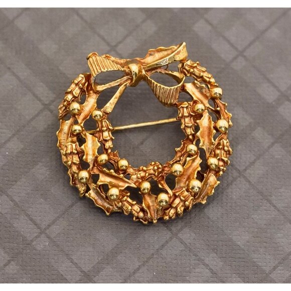Vintage Festive Golden Wreath Brooch, G31 - Picture 1 of 2